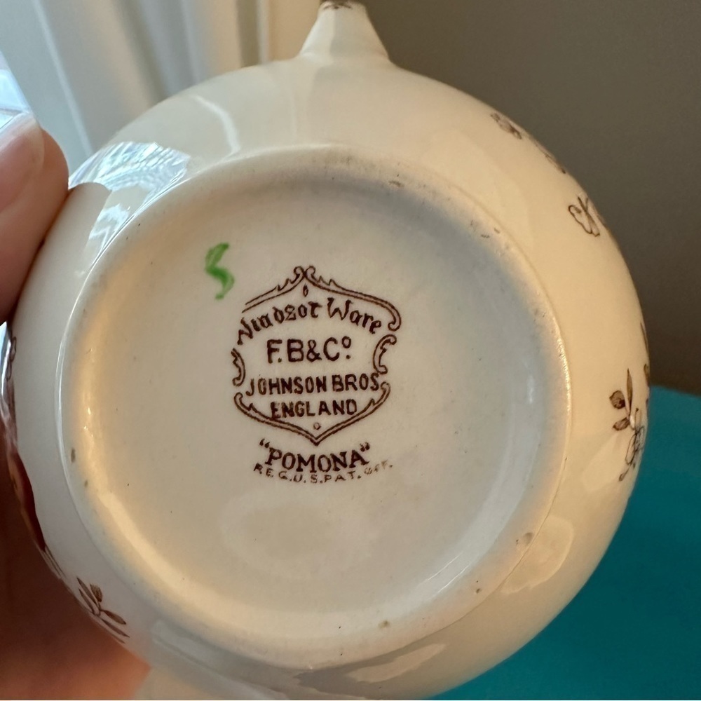 Johnson Bros English Windsor Ware Pomona Set of 4 Tea Cups & Saucers w/ Creamer - Picture 7 of 7